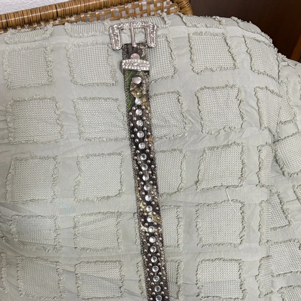 Girls Camo belt w/rhinestones & silver embellishments